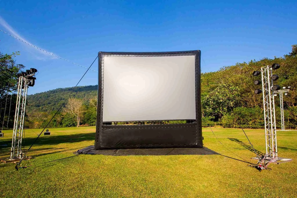 How to Use a Blow Up Projector Screen